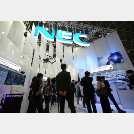 企業向けの生成AIサービスを体験できるNECのブース＝CEATEC2023（Ｃ）共同通信社