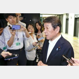 いつもフリだけ（ノズドレフ駐日ロシア大使を外務省に呼び厳重抗議後、取材に応じる茂木外相）／（Ｃ）共同通信社