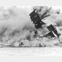 日本海軍航空隊の真珠湾攻撃で炎上する米戦艦「アリゾナ」（1941＝昭和16＝年12月8日、ホノルル・アリゾナ記念館蔵）　