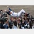 第78回選抜高校野球選手権大会、清峰を下しセンバツ大会を制覇、ナインから胴上げされる横浜・渡辺元智監督（Ｃ）日刊ゲンダイ