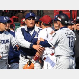 いつの間にか揉み合いの中心に…（筆者）／（Ｃ）日刊ゲンダイ