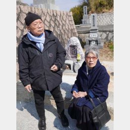 妻・千恵子と墓参り（撮影）佐藤大介