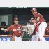 400本塁打を記録して星野監督に迎えられる筆者（Ｃ）日刊ゲンダイ