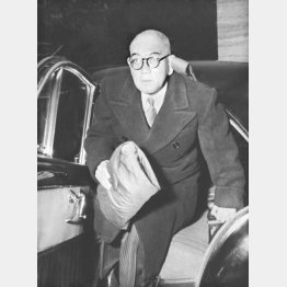 アリソン米大使との会談に向かう岡崎勝男外相（1954＝昭和29＝年1月11日、東京・品川の外相官邸）／（Ｃ）共同通信社