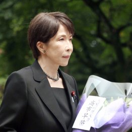 8月15日、千鳥ケ淵戦没者墓苑を訪れ、献花に向かう高市早苗首相（Ｃ）日刊ゲンダイ