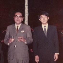 石田博英（左）と筆者（提供）筆者