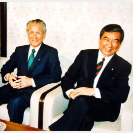 村山富市首相と談笑する河野洋平外相（右、1994年8月）／（Ｃ）日刊ゲンダイ