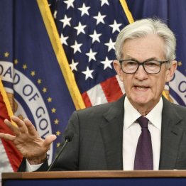 FRBのパウエル議長（Ｃ）共同通信社