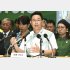沖縄県知事選で自民党が推薦する古謝玄太氏（Ｃ）共同通信社