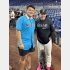 マーリンズのマッカロー監督（右）と佐々木麟太郎（Ｃ）共同通信社