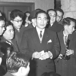 石橋湛山の病状を説明する石田博英（Ｃ）共同通信社