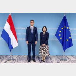 オランダのベーレンドセン外相もICCを断固支持！（赤根智子ICC所長と記念撮影）／（ベーレンドセン氏のＸから、共同）