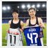 試合後に三井寺真（左）とユニフォーム交換の三浦カズ（Ｃ）共同通信社