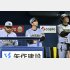 さえない表情の藤川監督（中央）／（Ｃ）共同通信社