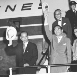 渡米する岸信介首相（左）と石田博英官房長官（1957＝昭和32＝年6月）／（Ｃ）共同通信社