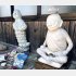 「正念寺」の海神さま（右）と「謎の像」の足元にちいかわグッズが（Ｃ）日刊ゲンダイ