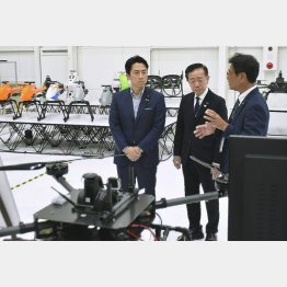 スタートアップ「プロドローン」社のドローン工場を視察する小泉進次郎防衛相（左）／（Ｃ）共同通信社