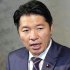 北京の日本大使公邸で会見する伊佐進一氏（Ｃ）共同通信社