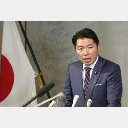 北京の日本大使公邸で会見する伊佐進一氏（Ｃ）共同通信社