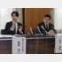 活動停止に関して説明した龍谷大の玉木興慈副学長（右）／（Ｃ）共同通信社