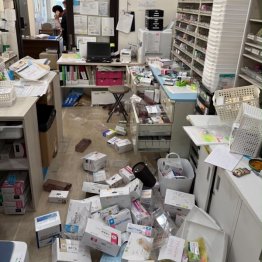 揺れで薬は散乱したが最低限の被害で済んだ（提供写真）