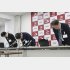 謝罪する秋田県の産業労働部長（中央）ら（Ｃ）共同通信社