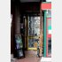地下につながる店舗入り口（Ｃ）日刊ゲンダイ