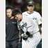 29日巨人戦、7回、死球を受けた森下翔太（Ｃ）共同通信社
