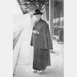 西園寺公望公爵を訪問のため興津へ向かう牧野伸顕内府（1929＝昭和4＝年2月21日、品川駅）／（日本電報通信社撮影）
