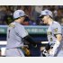 佐藤輝明（右）と森下翔太＝1日、ヤクルト戦（Ｃ）共同通信社