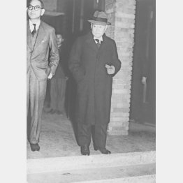 組閣本部の首相官邸に入る吉田茂外相（1946＝昭和21＝年5月17日）／（Ｃ）共同通信社