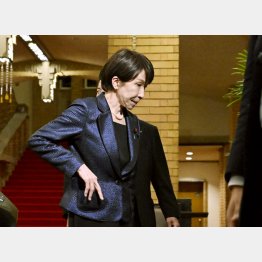 首相公邸で記者団の取材を済ませたら、早々に公邸内へ引き上げてゆく高市首相（Ｃ）共同通信社