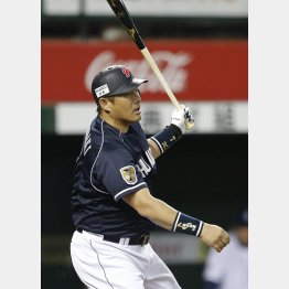 右手一本で何とか打った（筆者）／（Ｃ）日刊ゲンダイ