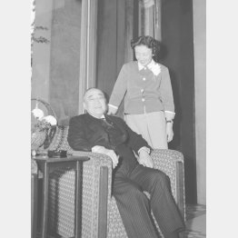 サンフランシスコ講和条約発効の日、にこやかな吉田茂首相と三女の麻生和子さん（1952＝昭和27＝年4月28日）／（Ｃ）共同通信社