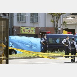 2023年、神戸市長田区ラーメン店店長射殺事件、現場を調べる警察官ら（Ｃ）共同通信社