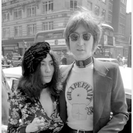 「Grapefruit（グレープフルーツ）」のTシャツを着たジョン・レノン（右）とオノ・ヨーコ＝1971（昭和46）年7月　（Ｃ）Mirrorpix／ニューズコム／共同通信イメージズ