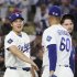 ナインを迎える大谷翔平（Ｃ）共同通信社