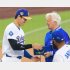 2026年今年の開幕戦でワールドシリーズチャンピオンリングを大谷翔平に渡すウォルター・オーナー（Ｃ）ロイター／ZUMA Press Wire