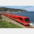 海岸線の真横を走るキンメ電車（「伊豆急行」提供）