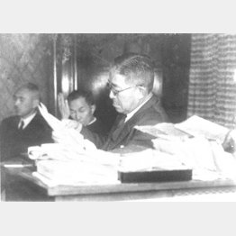 自由党総裁鳩山一郎は組閣工作を進めていたが、そこへ政界追放令が発せられた。写真は追放令を読む鳩山一郎（1946＝昭和21＝年5月4日）／（Ｃ）共同通信社