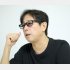 “色付き”のメガネは体の一部（Ｃ）日刊ゲンダイ