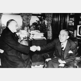 吉田茂首相（左）と握手する鳩山一郎自由党総裁（1953＝昭和28＝年11月17日、東京都文京区の鳩山邸）／（Ｃ）共同通信社