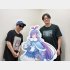 キズナアイのプロジェクトの立ち上げに関わった大坂武史氏（右）と、和賀有史氏（左）。中央のパネルは横手キズナプロジェクトで生まれた「ゆきんこキズナ」。（Ｃ）日刊ゲンダイ