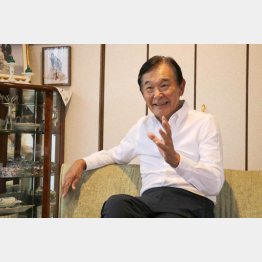 第1回ダンロップフェニックスの大会ソングも作曲した都倉さん（写真）清流舎