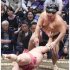大栄翔をはたき込みで下す大の里（Ｃ）共同通信社