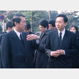 祖父・鳩山一郎氏の墓参会で話す鳩山邦夫氏（左）と由紀夫氏（Ｃ）共同通信社