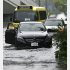 大雨で道路に水があふれ、動けなくなった車両＝8日（Ｃ）共同通信社