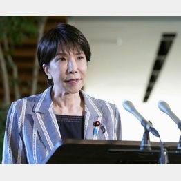 言いたい事だけしゃべる短い会見、国民の知りたいこと、知るべきことには答えない（Ｃ）共同通信社