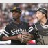 モイネロ、右は山本祐大捕手（Ｃ）日刊ゲンダイ