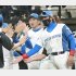西武に勝ち、ナインを迎える新庄監督（Ｃ）共同通信社